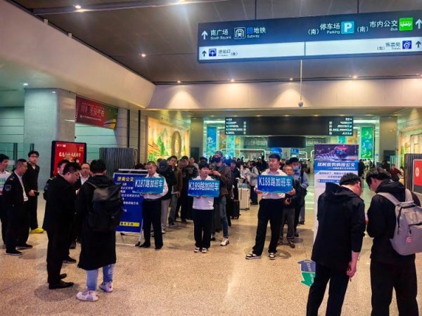 粤有钱配资 “高铁不到站，公交不收车”5月1日凌晨济南公交发放10辆加班车