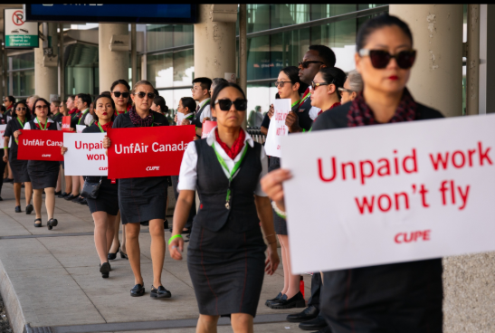 2024 年 8 月 11 日，加拿大航空乘务员在多伦多皮尔逊国际机场举行示威活动。