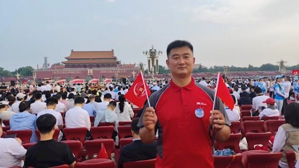 大通速配 多名京东小哥受邀登上九三阅兵观礼台：荣耀和自豪同在
